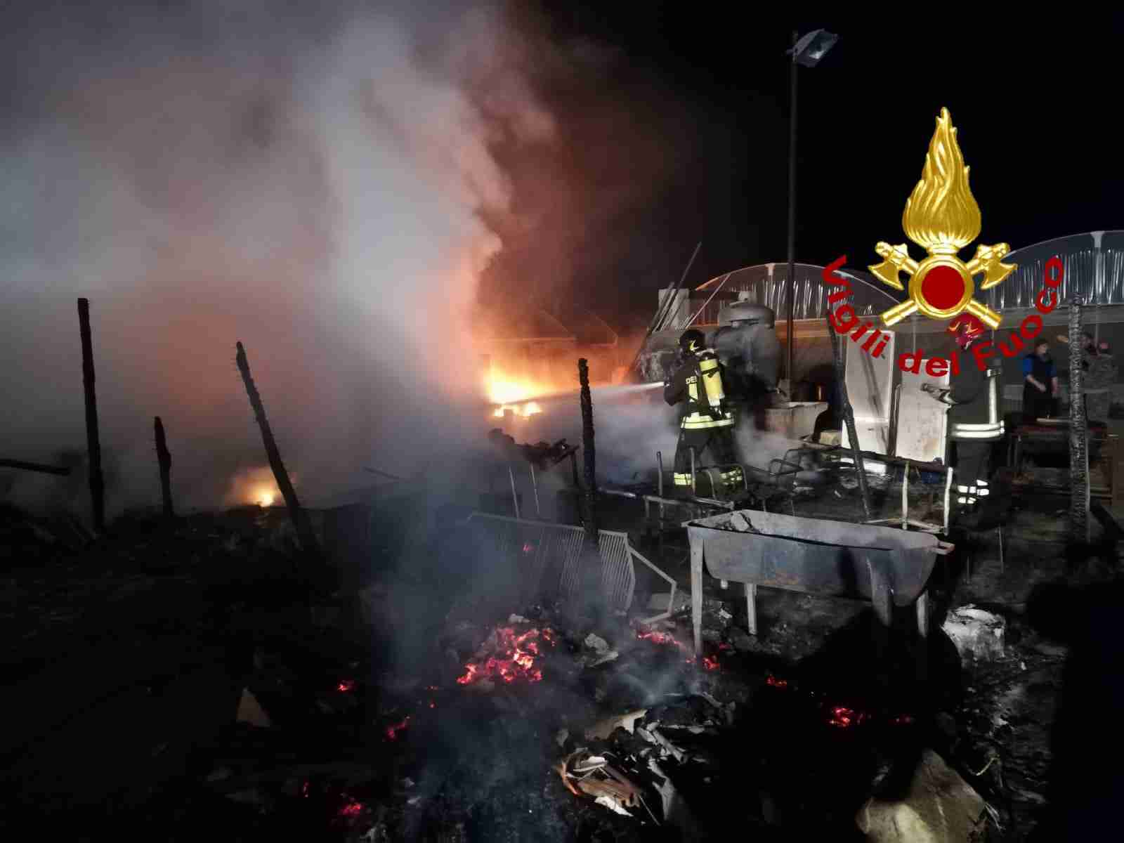 Incendio nella notte: in fiamme un magazzino tra Rosolini e Pachino