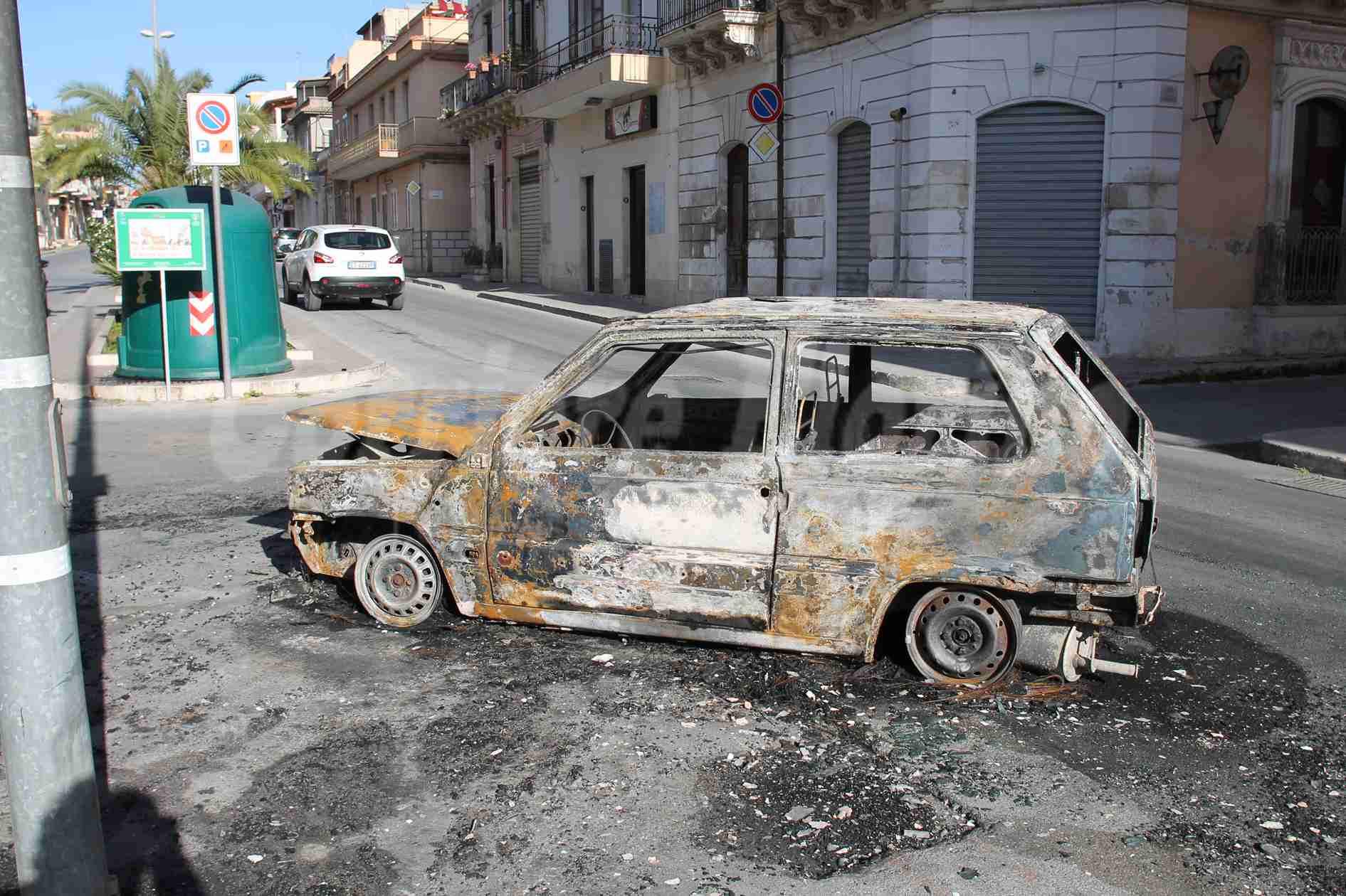 Altra auto in fiamme a Rosolini, distrutta una Fiat Panda parcheggiata in via Gonzaga