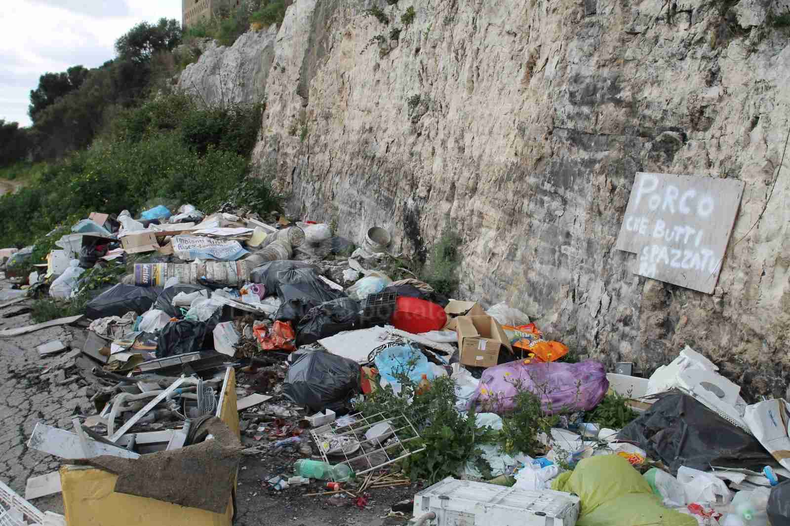 Contrada Tagliati immersa tra i rifiuti e quel cartello che ha ragione