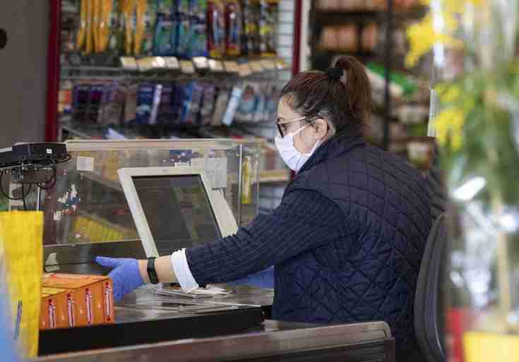 Coronavirus: “Comprano solo una bottiglia di Coca cola”, lo sfogo di una cassiera