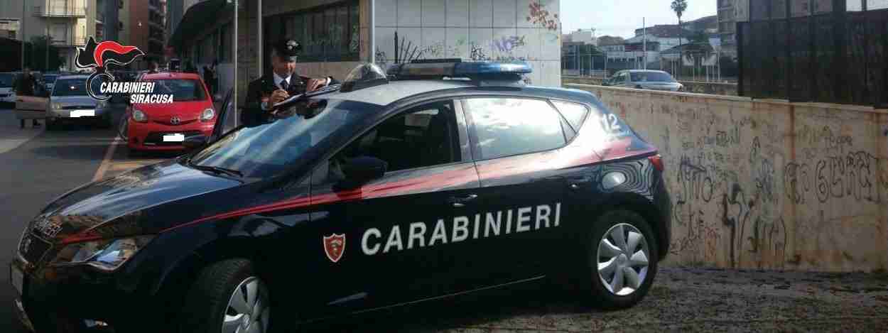 Un uomo sfrega in strada un gratta e vinci e giovani riuniti in piazza: ancora denunce in provincia di Siracusa