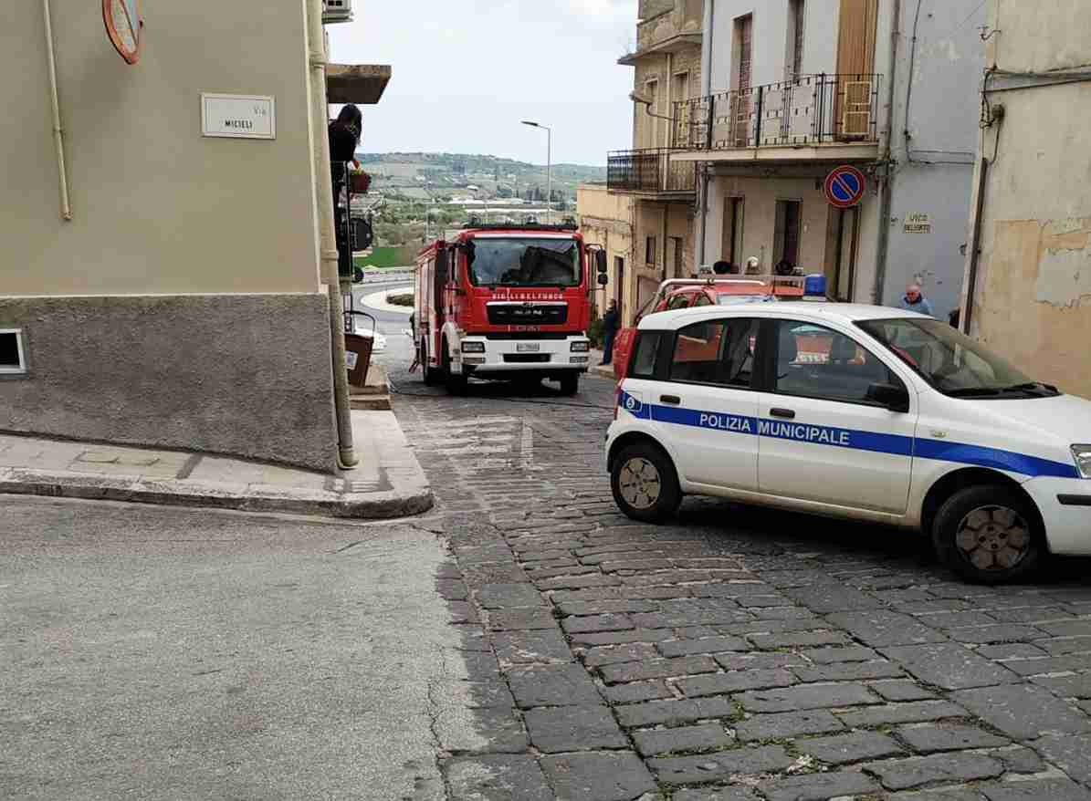 Rosolini, principio d’incendio tra i fornelli in un’abitazione di via Bellini