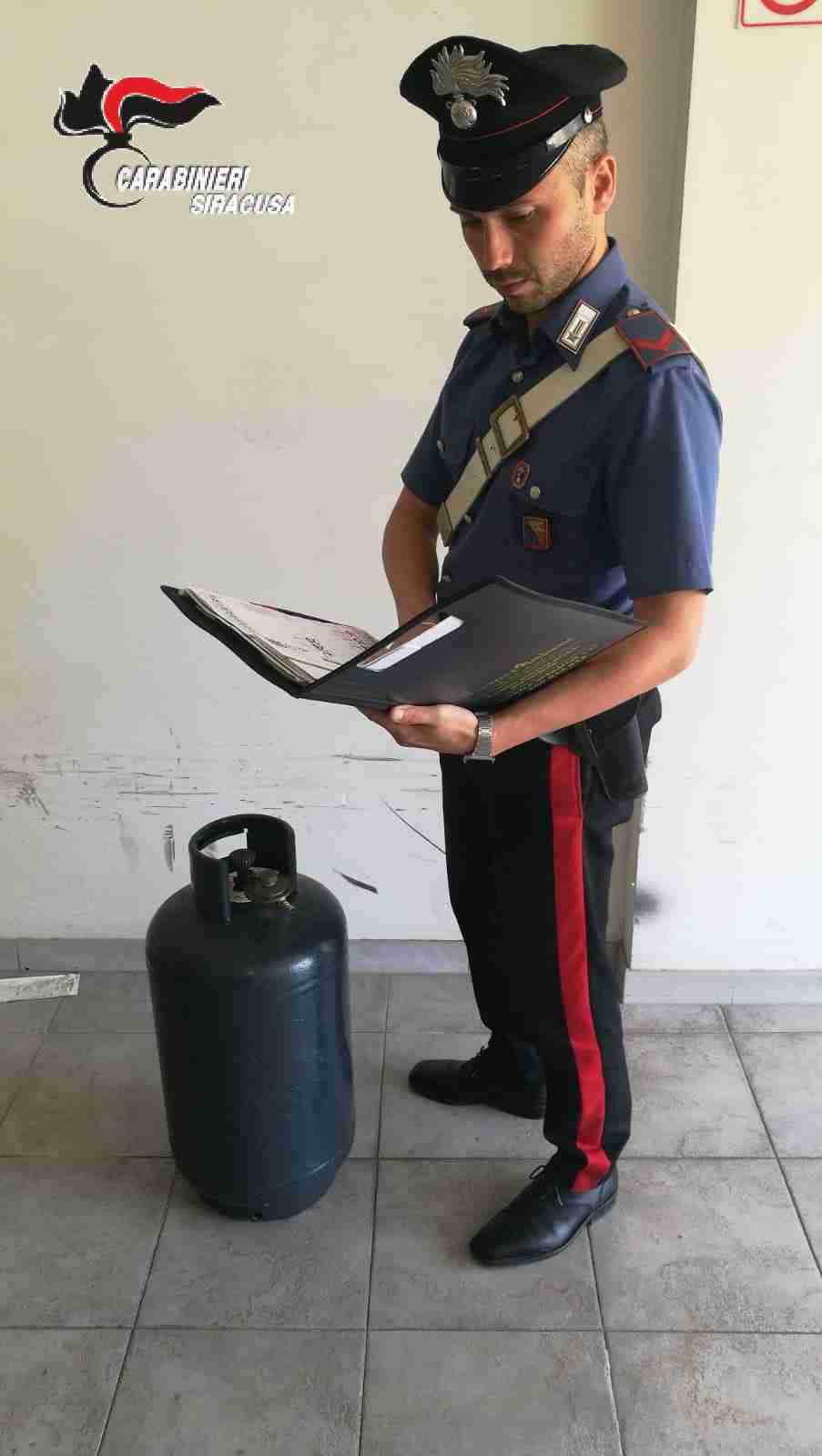 Dopo un litigio, minaccia un giovane con una bombola di gas: denunciato dai carabinieri