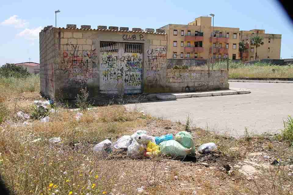 L’inciviltà degli “sporcaccioni” in via Ferruccio Parri, un residente: “Mettete le telecamere”