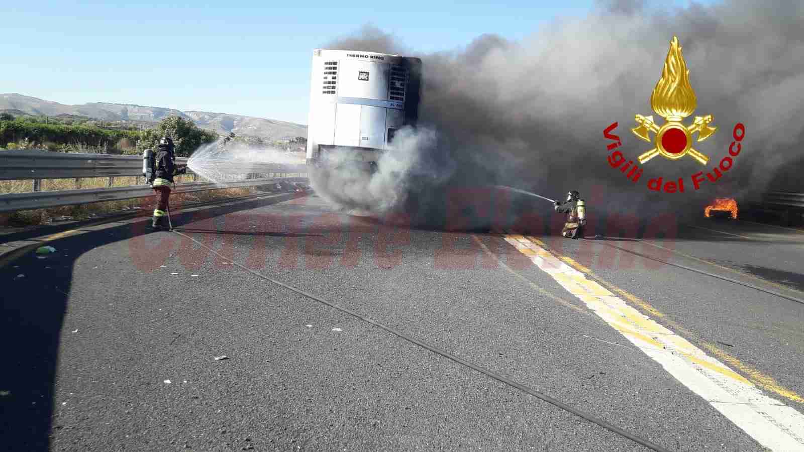 Rimorchio in fiamme nell’Autostrada Rosolini – Noto: intervengono i Vigili del Fuoco