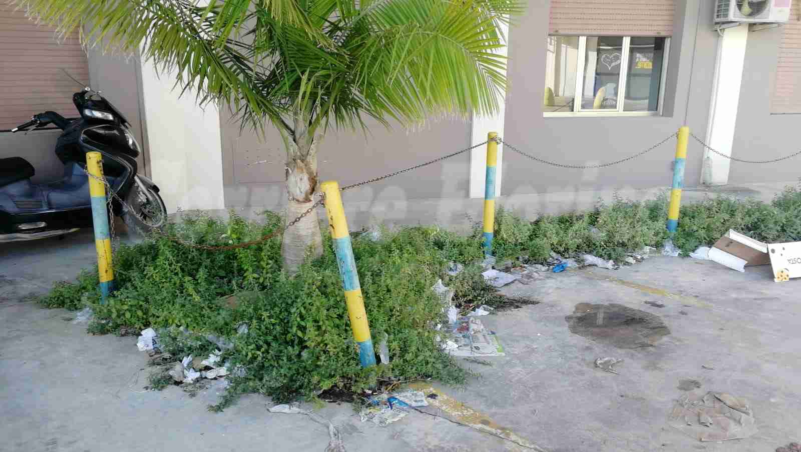 Erbacce e rifiuti davanti la sede dell’Azienda Sanitaria di Rosolini