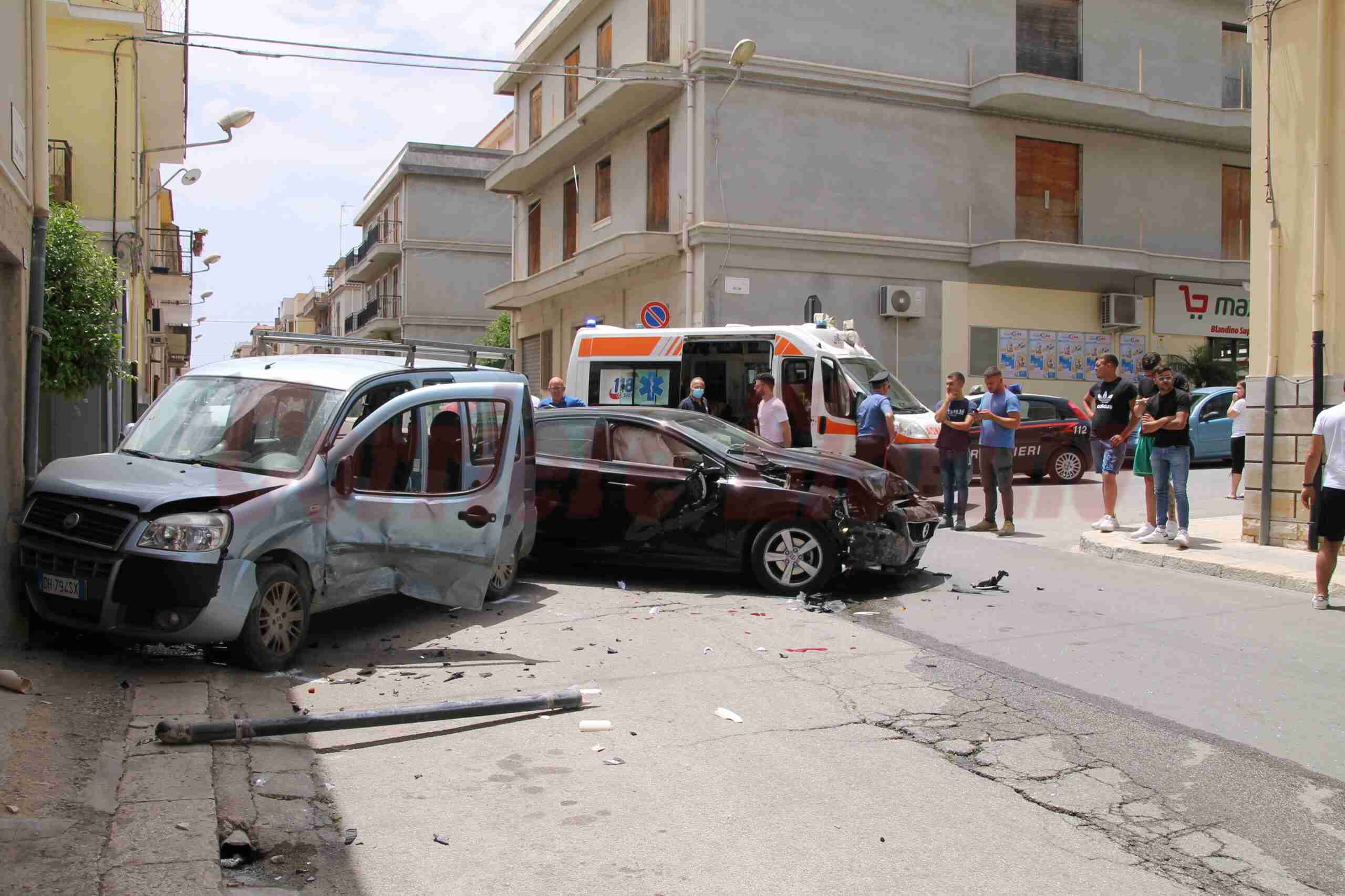 Non si ferma allo “Stop”, brutto incidente in via Cesari Battisti-via Bellini