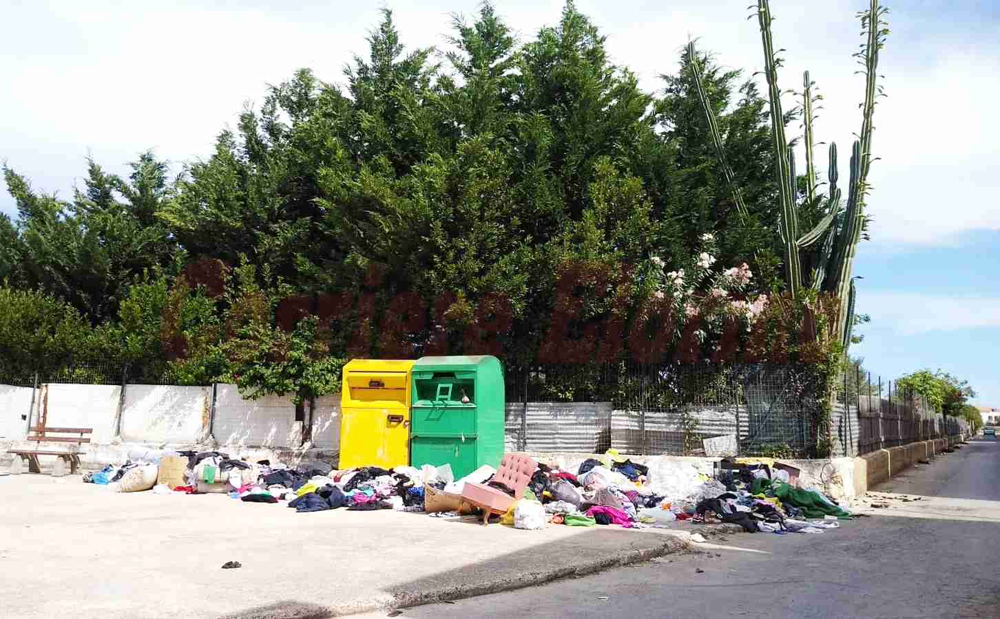 Quei cassonetti di indumenti usati che ogni notte si trasformano in discarica abusiva