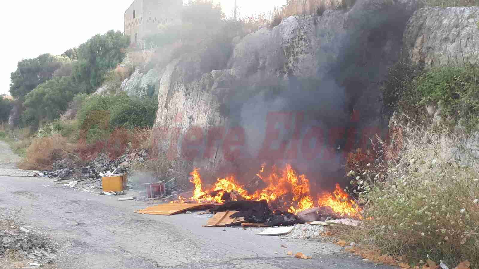 In fiamme l’immondizia abbandonata dagli incivili: “Dove sono i controlli?”