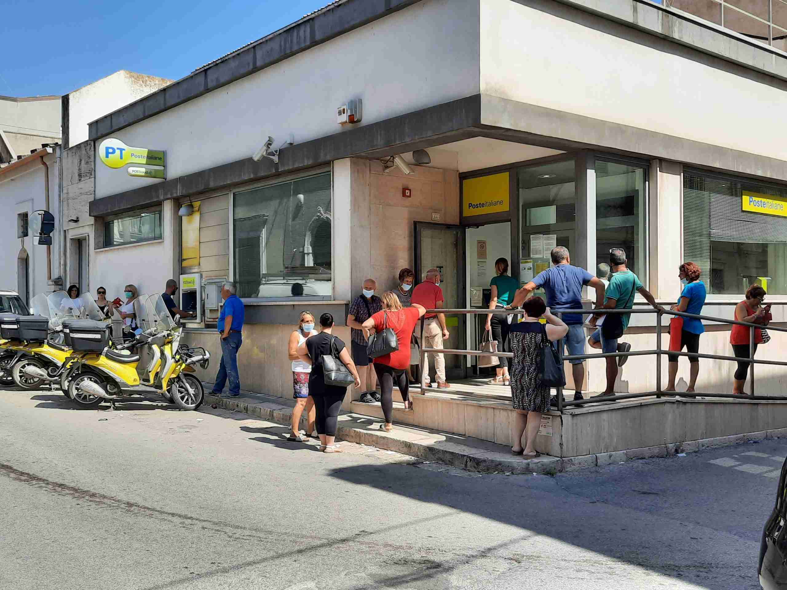 Rosolini, lunghe code all’ufficio postale e anziani sotto il sole: “Pronti a denunciare Poste Italiane”