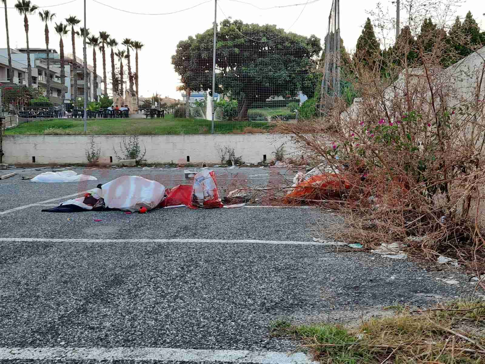 Segnalazione del cittadino – Parcheggio Raciti tra spazzatura ed erba selvaggia