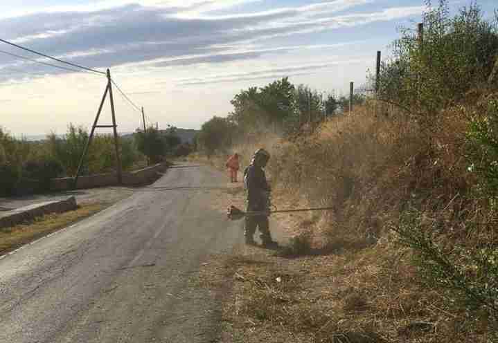 Noto – Avviati i lavori di pulizia dei bordi della carreggiata sulla Noto-Testa dell’Acqua