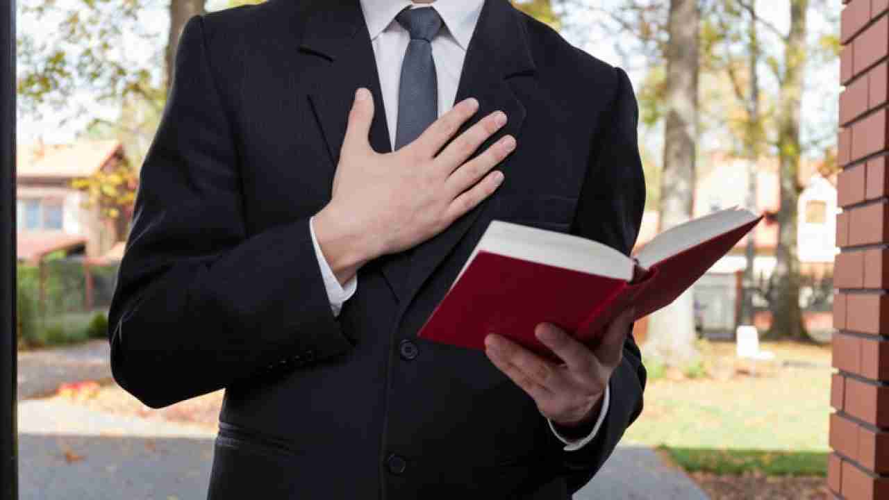 Covid – Testimone di Geova chiede di aiutare i bisognosi, la Congregazione lo scomunica