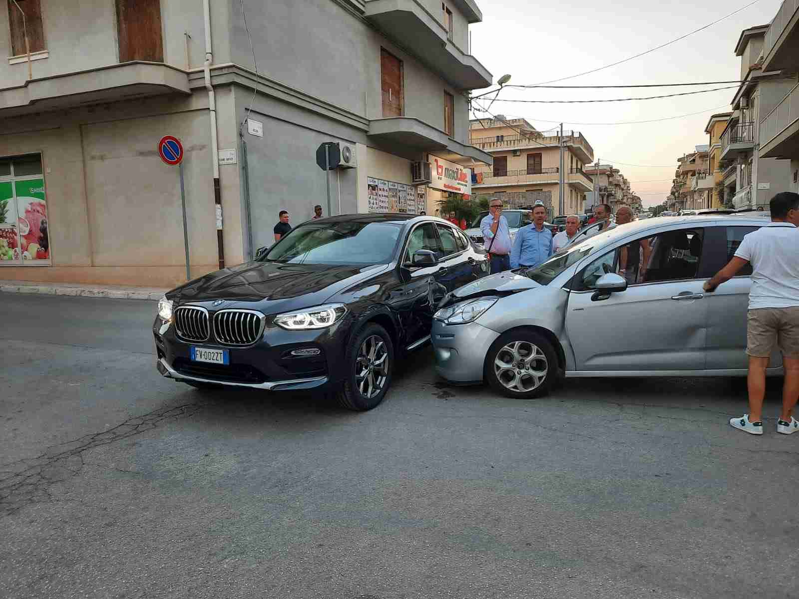 Non si ferma allo “Stop”. Ennesimo incidente nell’incrocio Via Bellini/Cesare Battisti