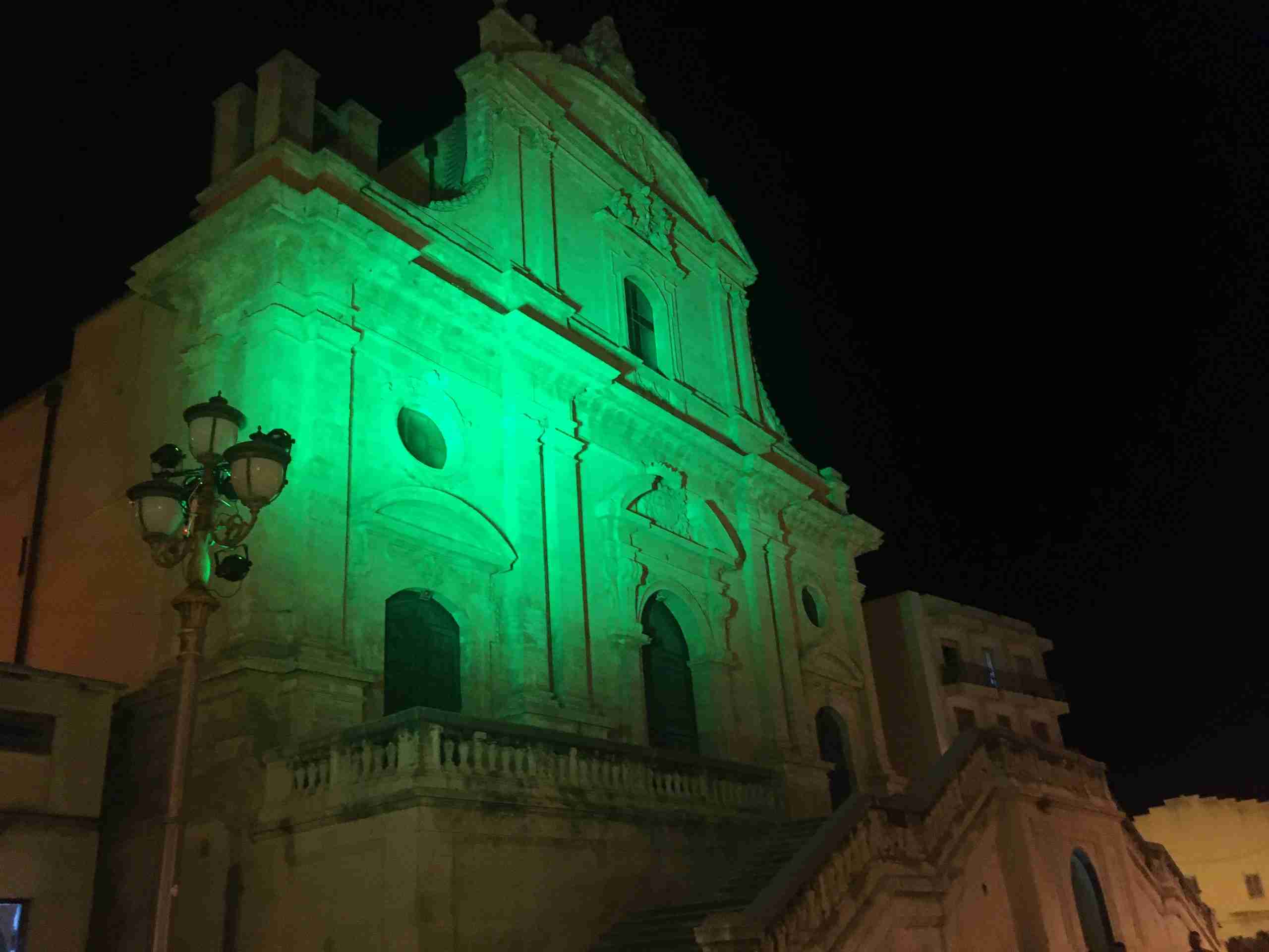Ispica aderisce alla giornata nazionale SLA, la Chiesa Madre illuminata di verde