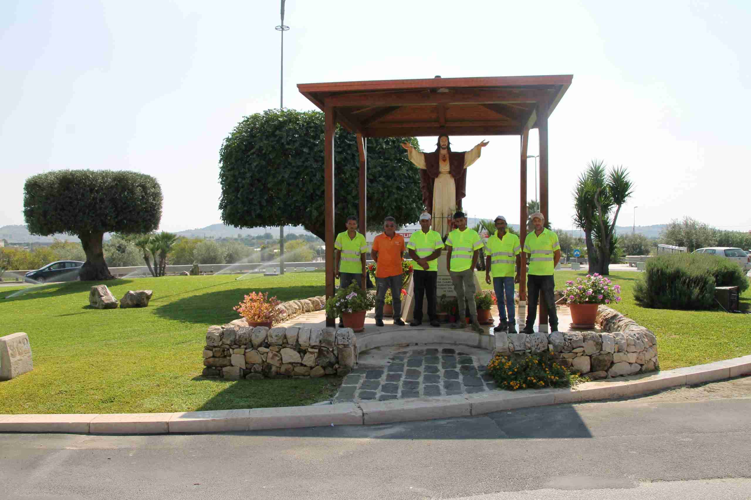 La rotatoria “sempre più bella” per la festa del Sacro Cuore, Città Verde: “Merito di tutti voi”