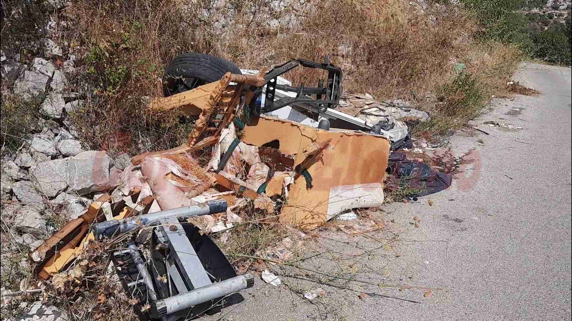 “Sporcano senza vergogna”, la Strada dell’Eremo di Croce Santa in mano agli “sporcaccioni”