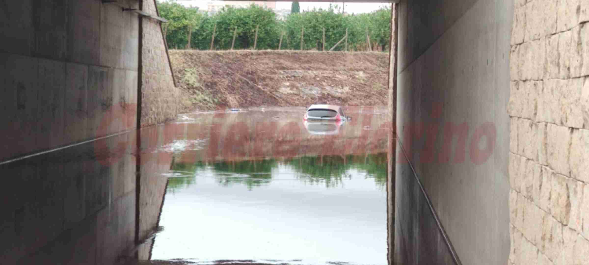 Contrada Tagliati, auto inondata d’acqua piovana nel sottopassaggio autostradale