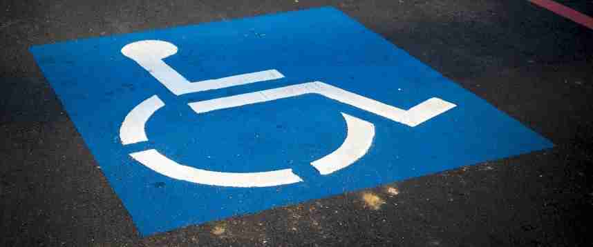 Invalida al 100% paga per avere il parcheggio disabili davanti casa, ma il Comune non interviene