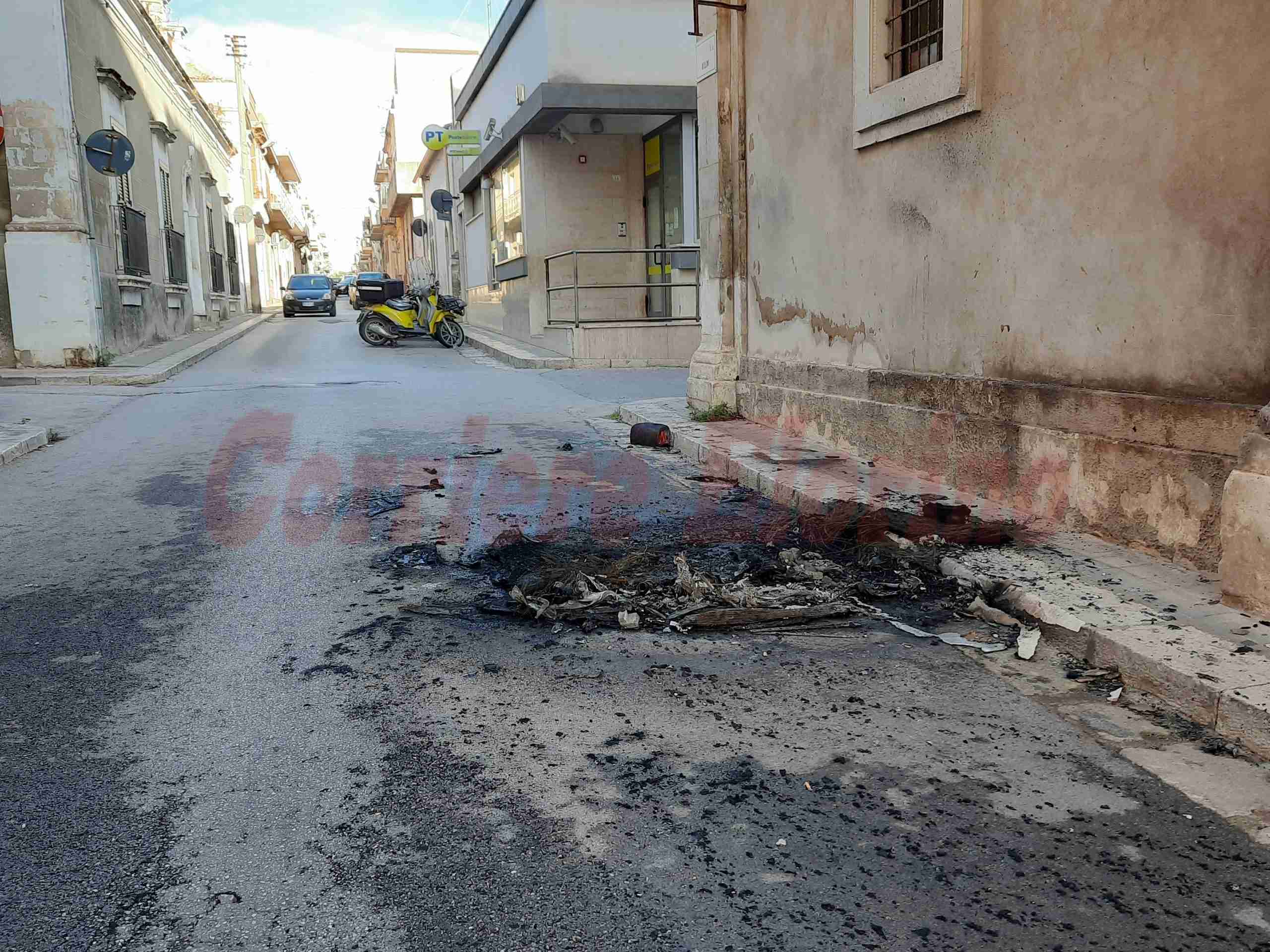 Ritorna il fuoco a Rosolini, auto in fiamme in pieno centro storico