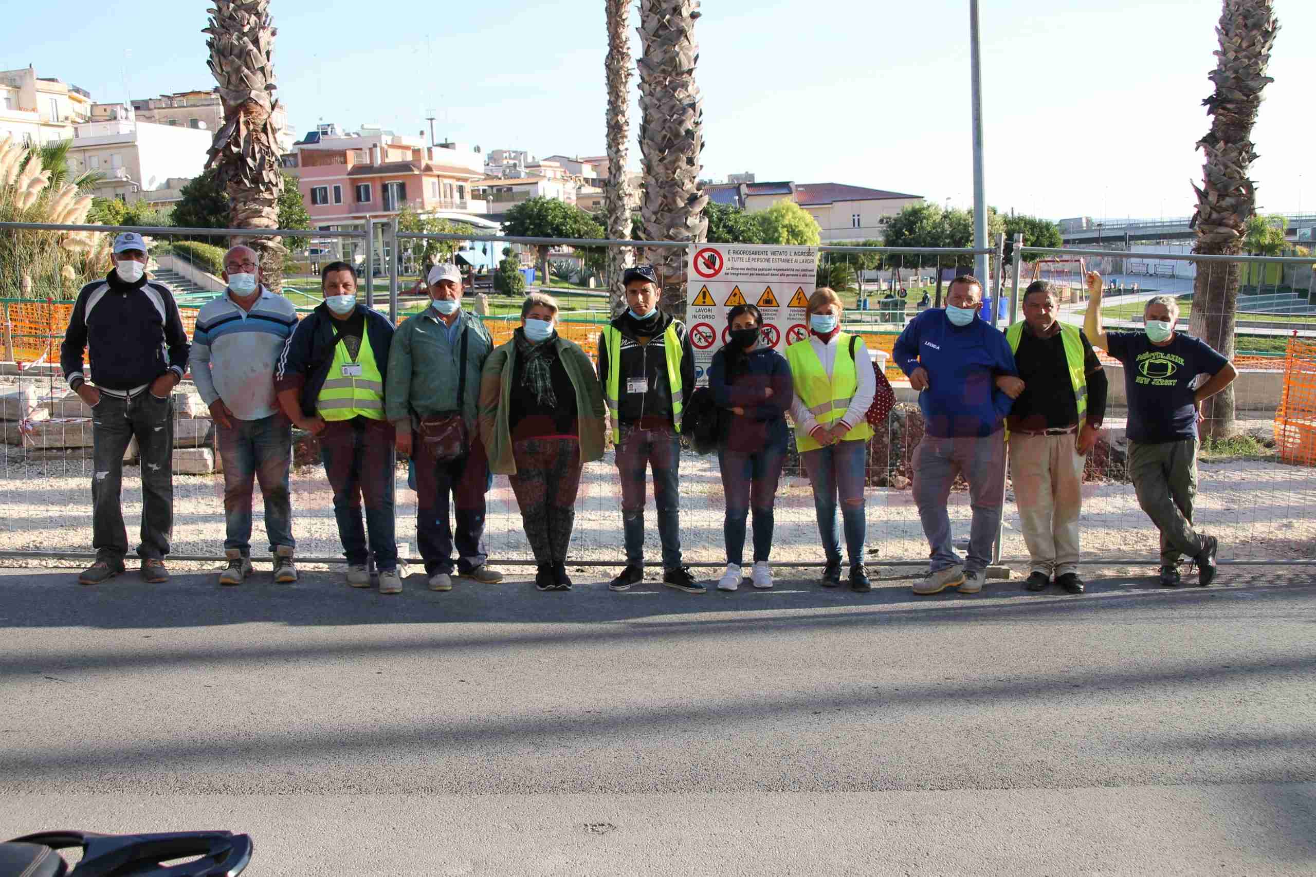 Ancora senza retribuzioni i lavoratori del cantiere di Via Ronchi: “Siamo stanchi di essere presi in giro”