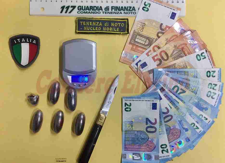 Trovato con 4 ovuli di hashish, coltello e 420 euro in contanti; nei guai 20enne rosolinese