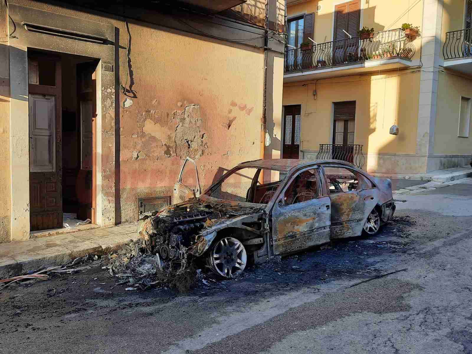 Altra auto in fiamme a Rosolini nella notte, distrutta una Mercedes 280E