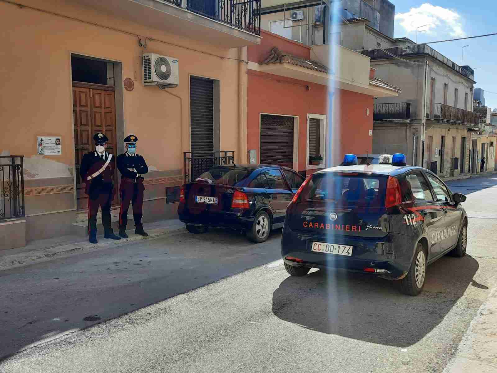 Ennesima tragedia a Rosolini, 58 enne si toglie la vita nella sua abitazione