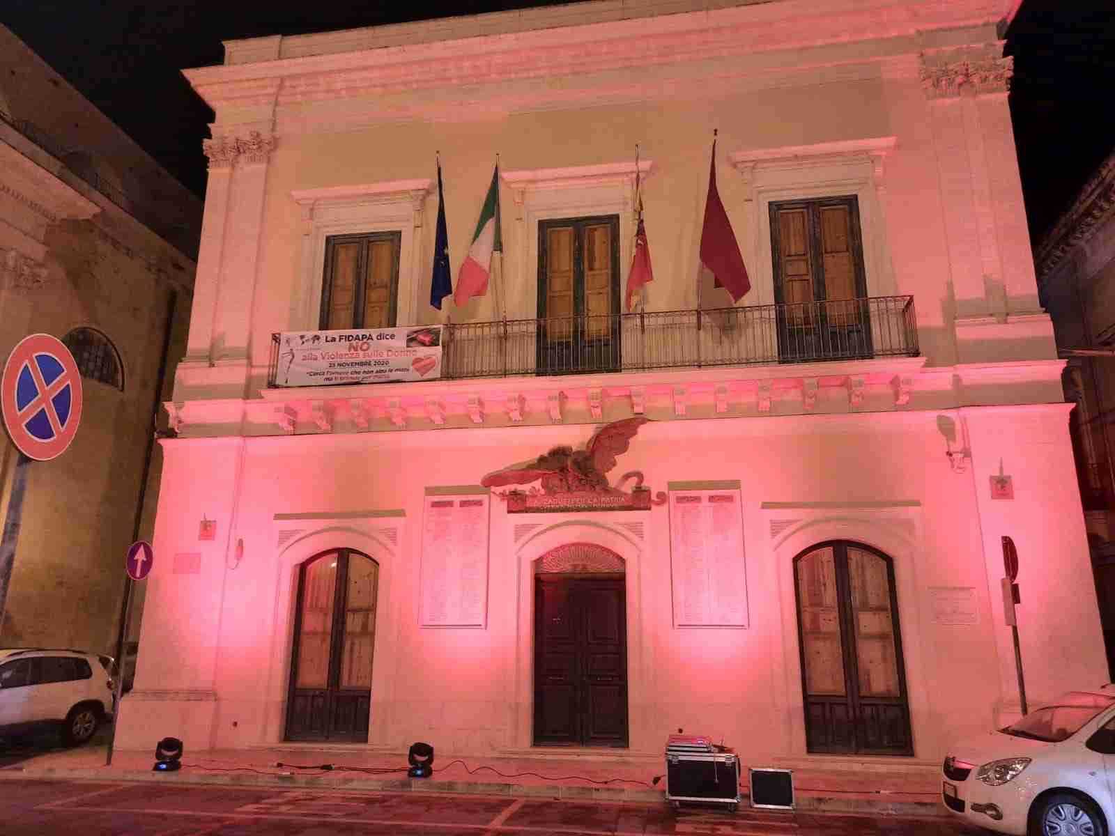 Il Palazzo Comunale si illumina di rosso contro la violenza di genere: “Le istituzioni ci sono”