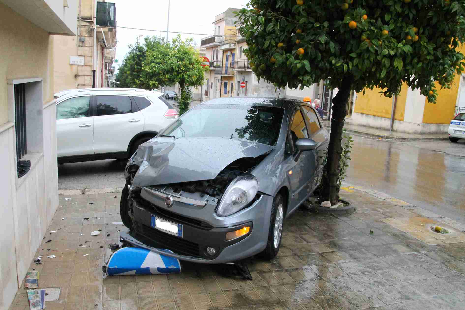 Non si ferma al segnale di “Stop”, incidente tra due auto in via Manzoni/Cesare Battisti