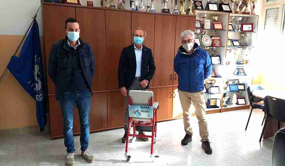 Natale in solidarietà: una sedia ergonomica in dono all’Istituto De Cillis Natale in solidarietà: una sedia ergonomica in dono all’Istituto De Cillis
