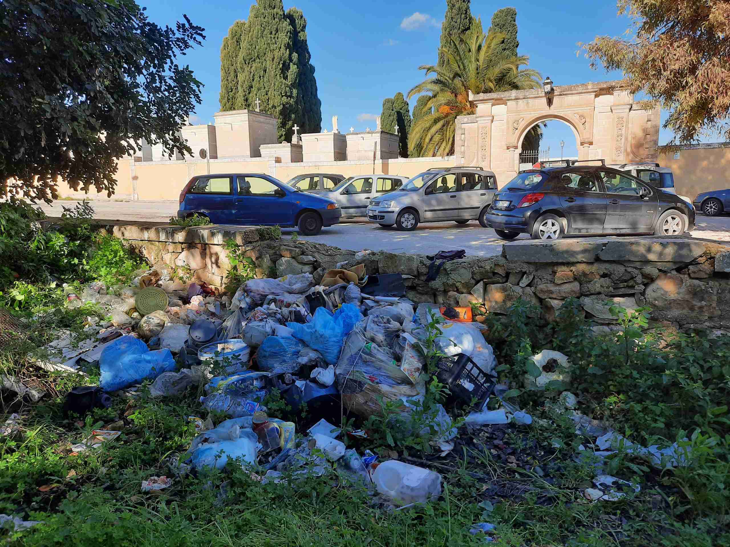 Inciviltà senza fine a Rosolini, rifiuti abbandonati nei pressi del cimitero comunale