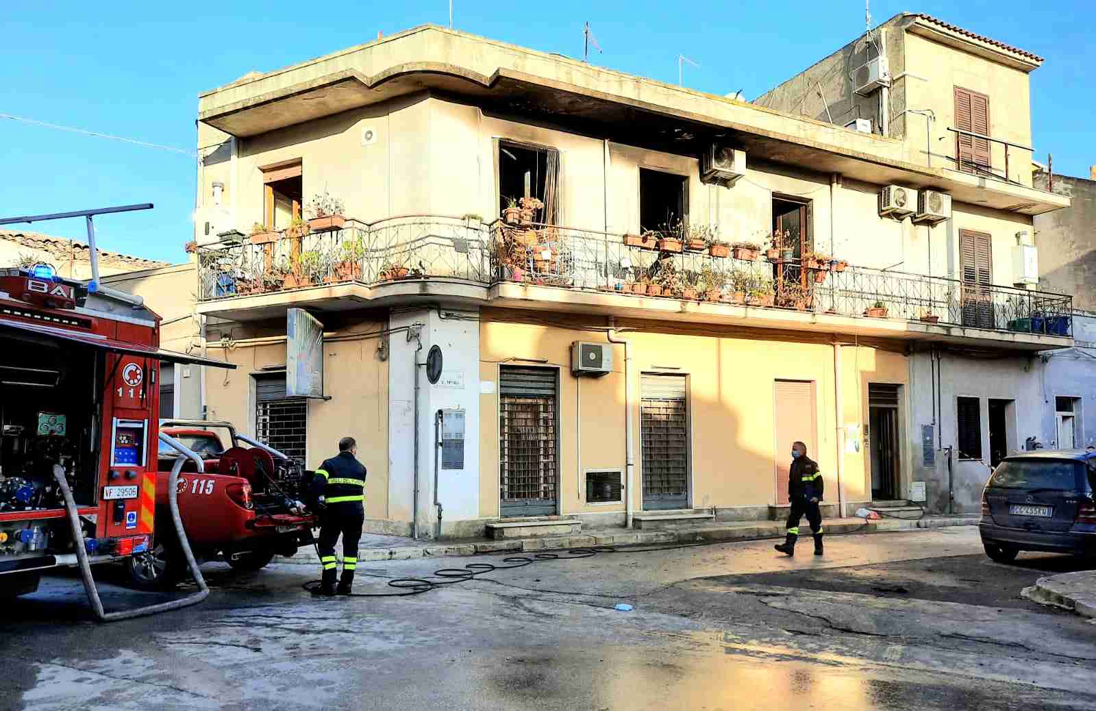 Corto circuito in un’abitazione di via G.Pascoli, incendio al primo piano