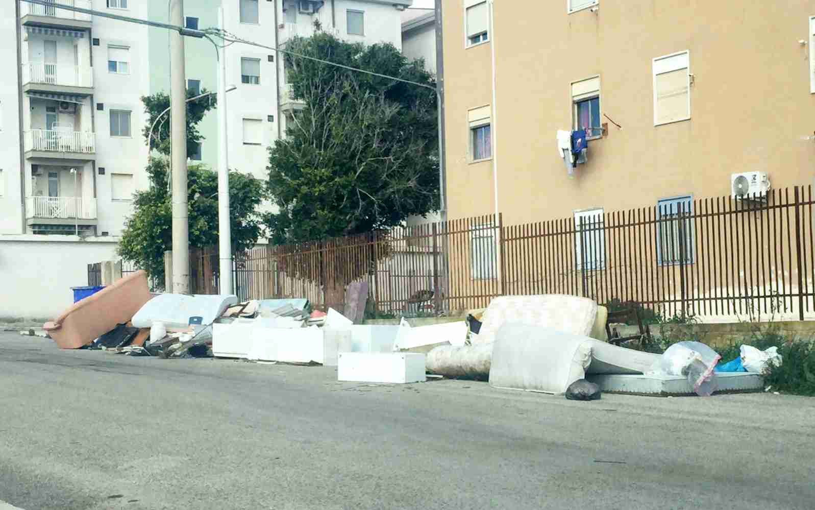 Case popolari in mezzo ai rifiuti, Sinistra Italiana: “Spettacolo indecoroso”