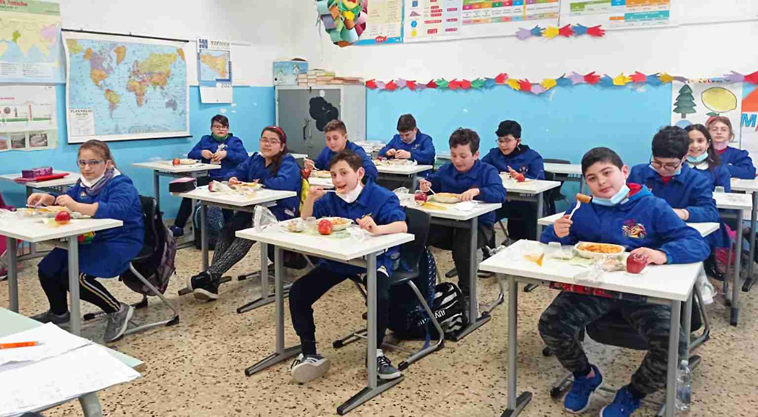 700 pasti di “Cavatieddu co sugu”, con carne e “sausizza”, il Giovedì Grasso della mensa scolastica