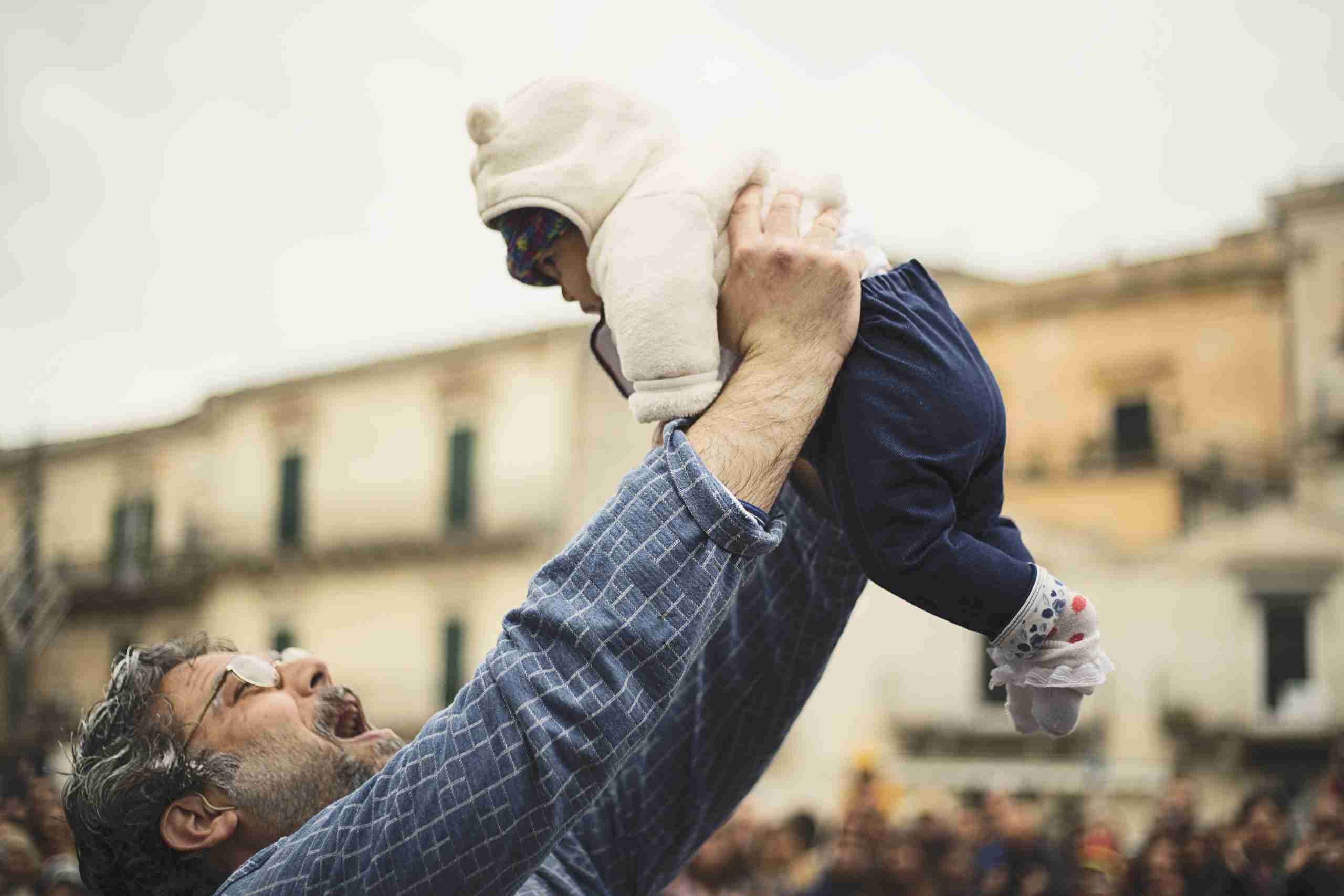 Modica, domenica tutti pronti a lanciare in alto i bimbi al grido di “Crisci ranni”