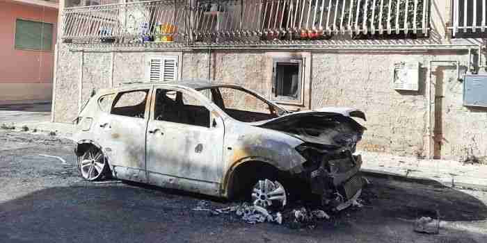 Altra notte di fuoco a Rosolini, in fiamme una Nissan Qashqai