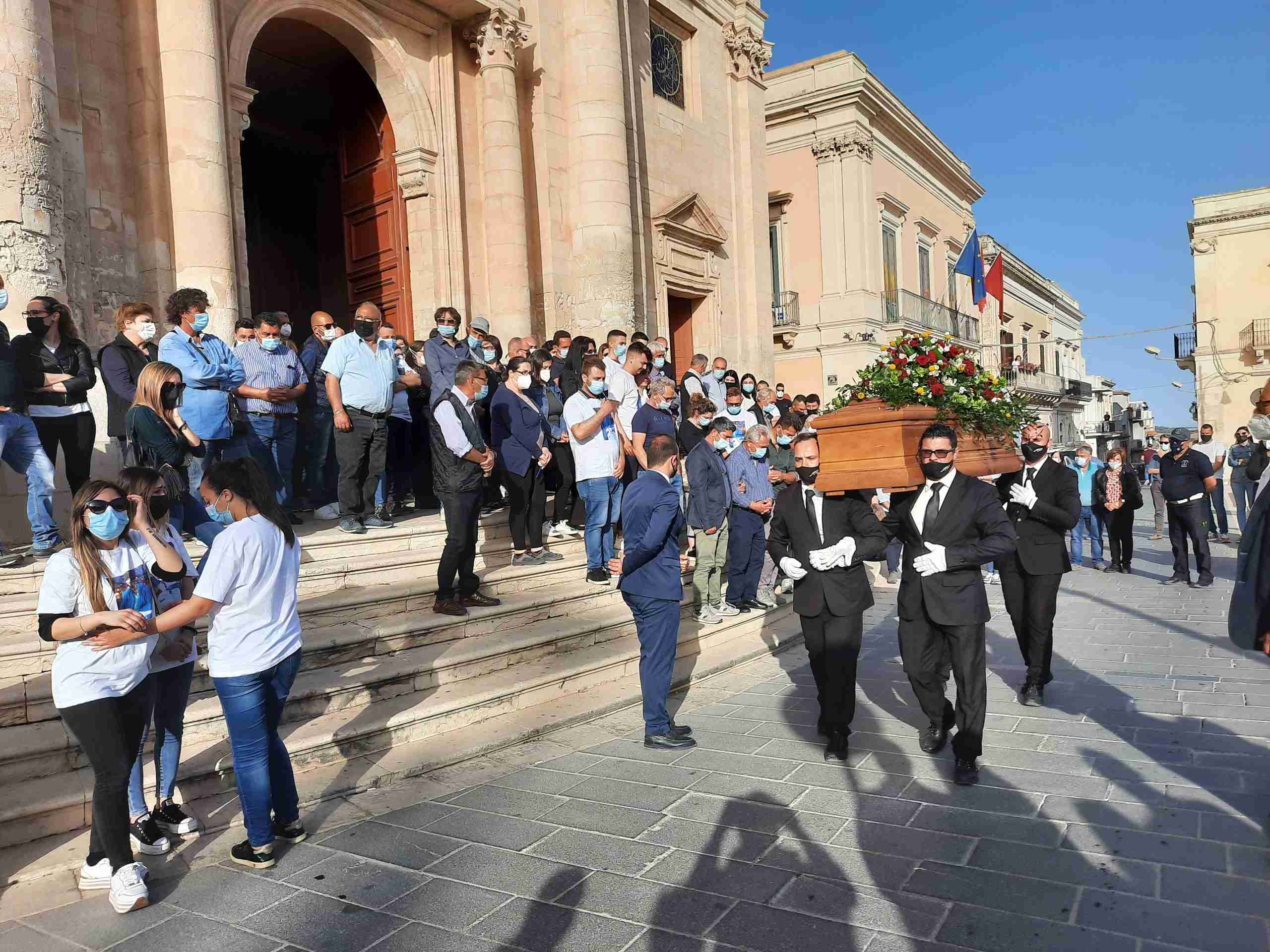 L’ultimo saluto al giovane Alessandro Floriddia, la madre: “Avremmo dato la vita per salvarti”