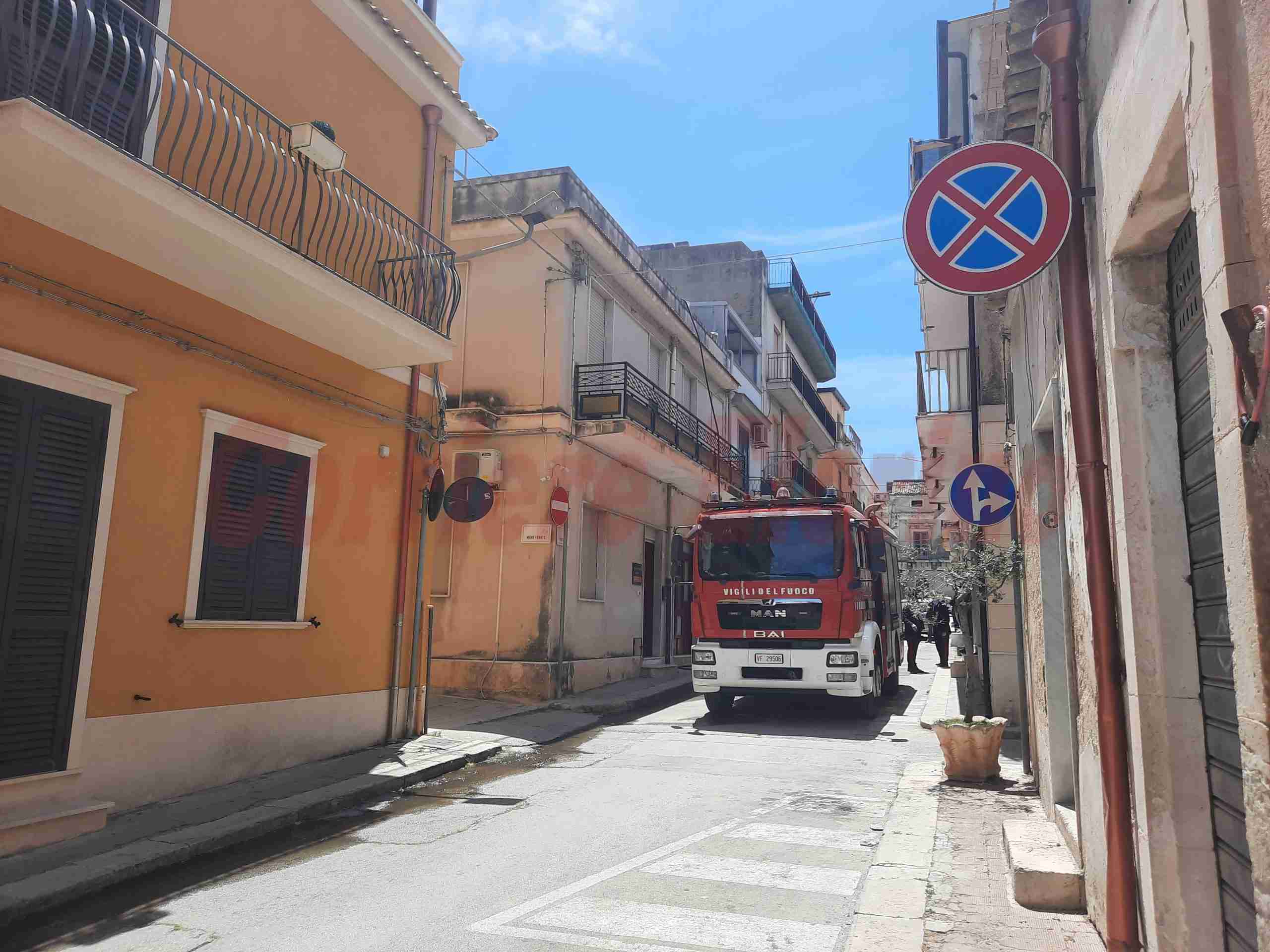 Scoppia un accendigas mentre stava cucinando, in fiamme una palazzina in via Cancelliere