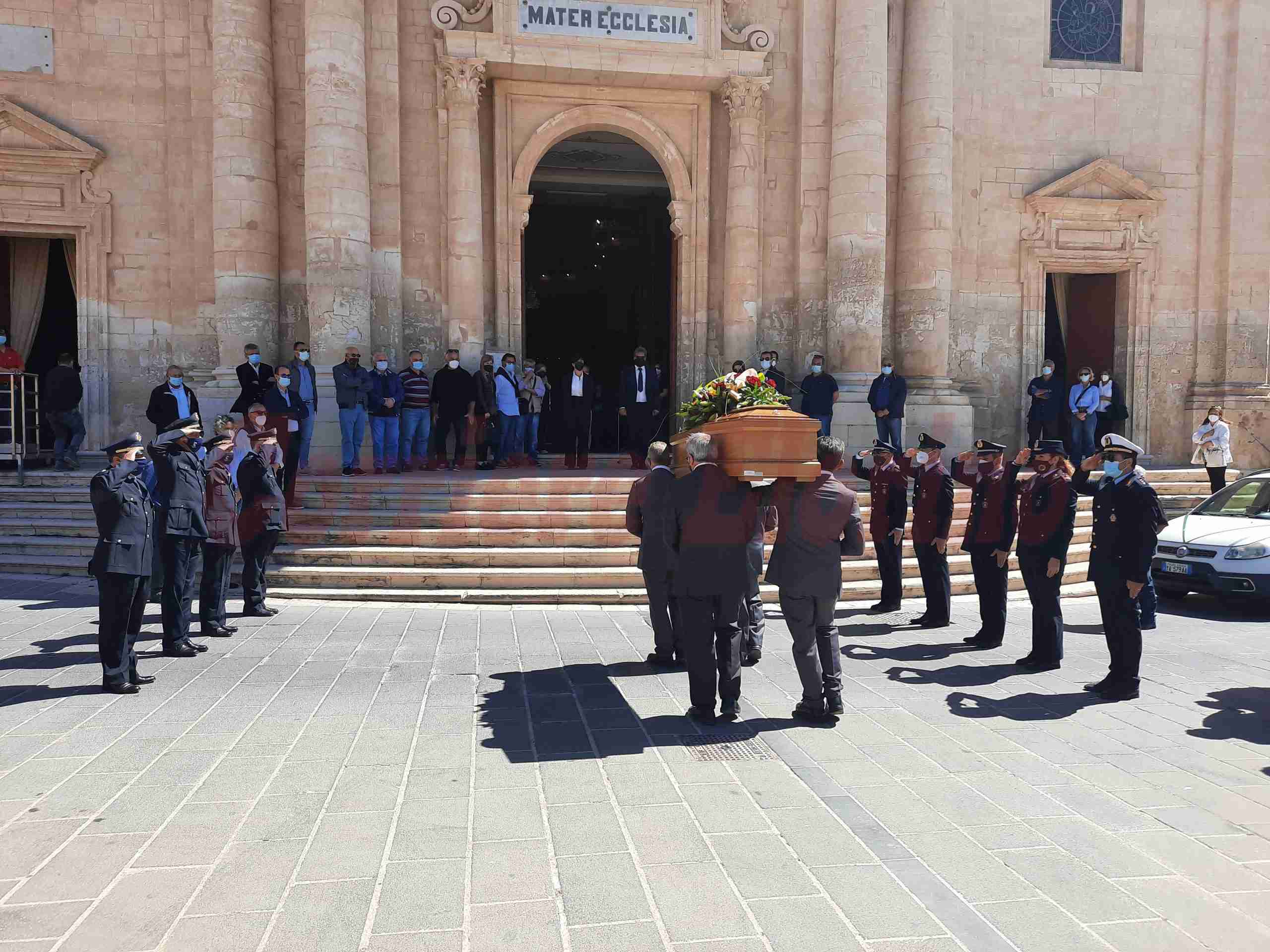 Picchetto d’onore, lacrime e commozione per l’ultimo saluto al tenente Rodolfo Micieli