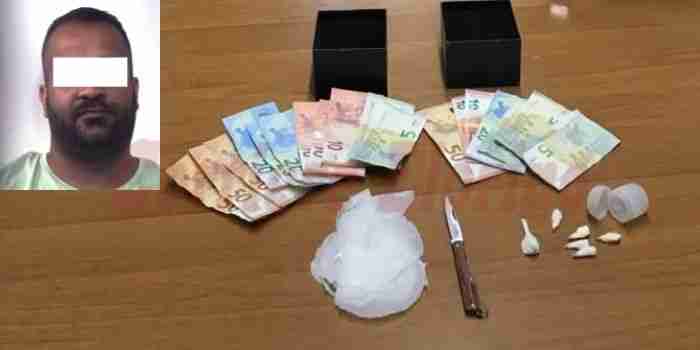 27 dosi di cocaina, 840 euro in contanti: 33enne rosolinese arrestato per spaccio