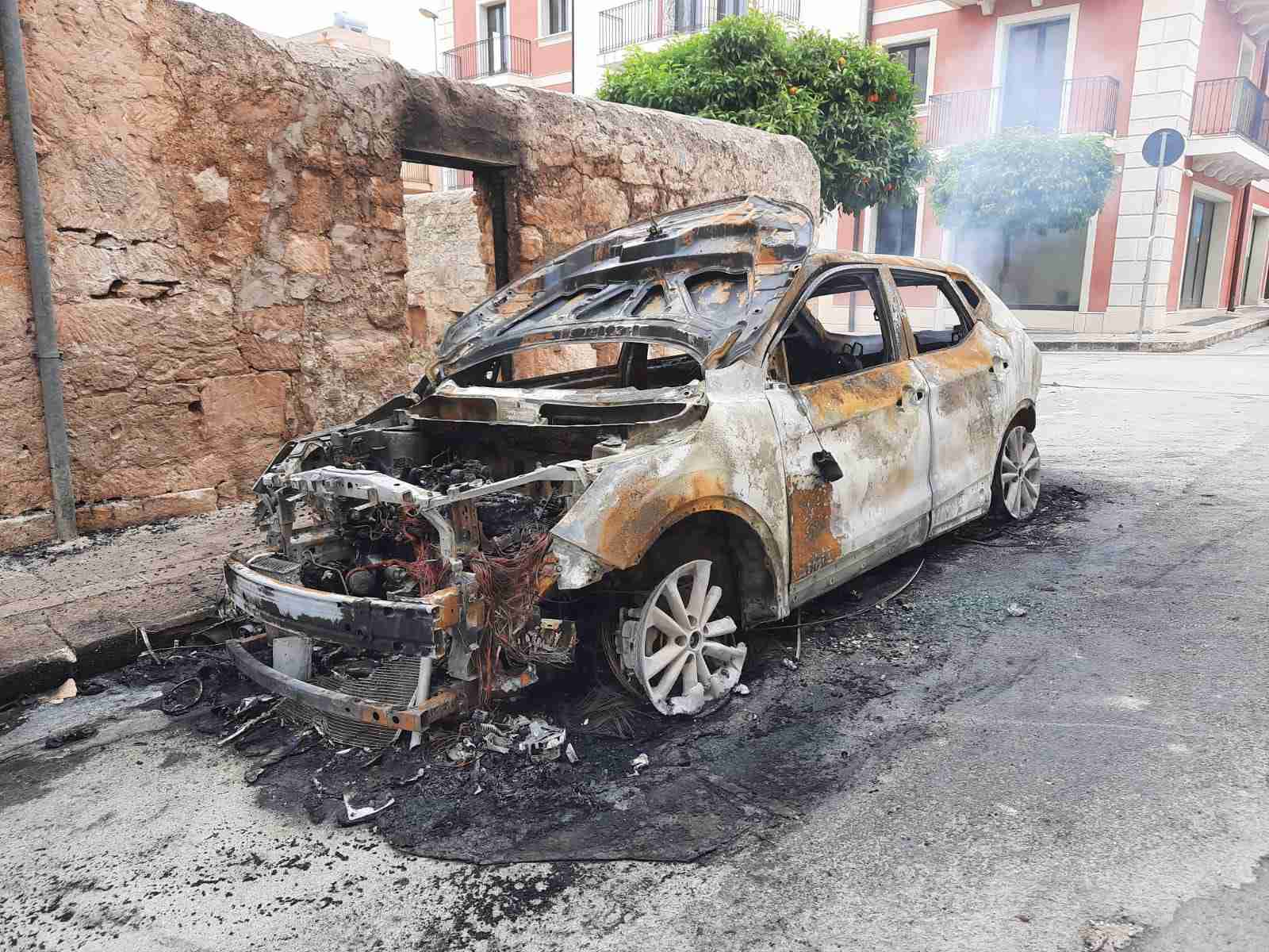 Rosolini, quarta auto distrutta dalle fiamme in piena notte
