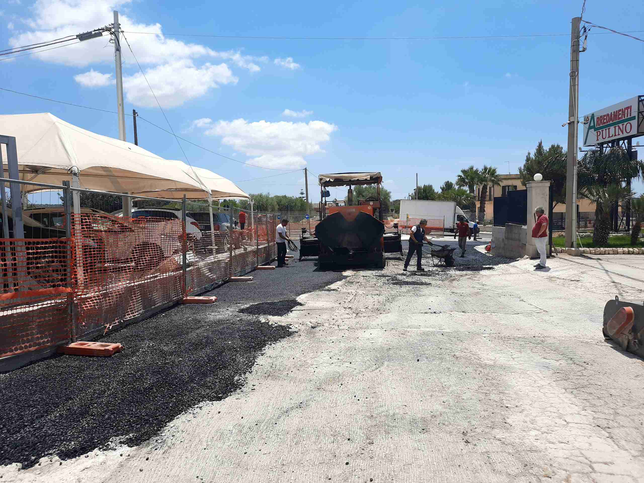 Palo rimosso e posa dell’asfalto, in dirittura d’arrivo i lavori nella rotatoria di contrada Cipolla