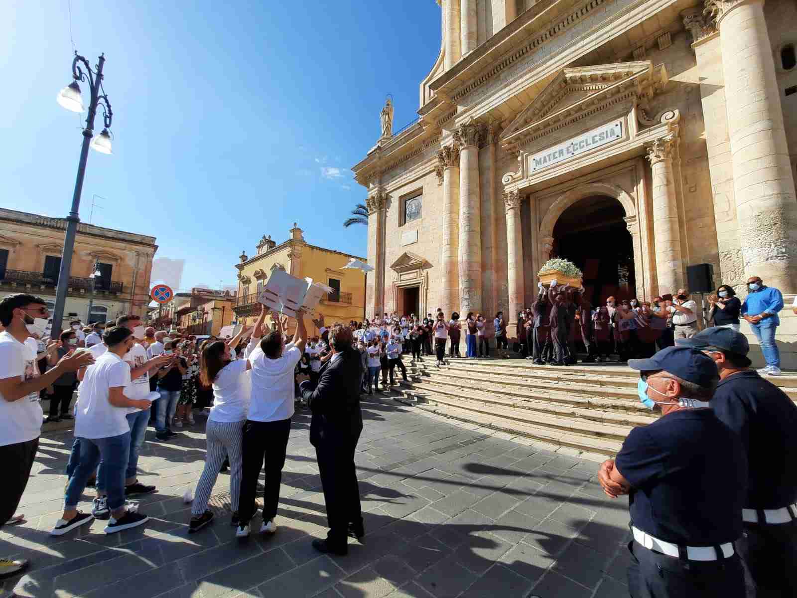 Palloncini bianchi, volo di colombe e rombo di motori: l’ultimo saluto al giovane Salvatore Papaleo