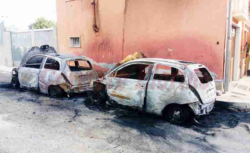 Rosolini, due auto in fiamme nella notte in via Piersanti Mattarella