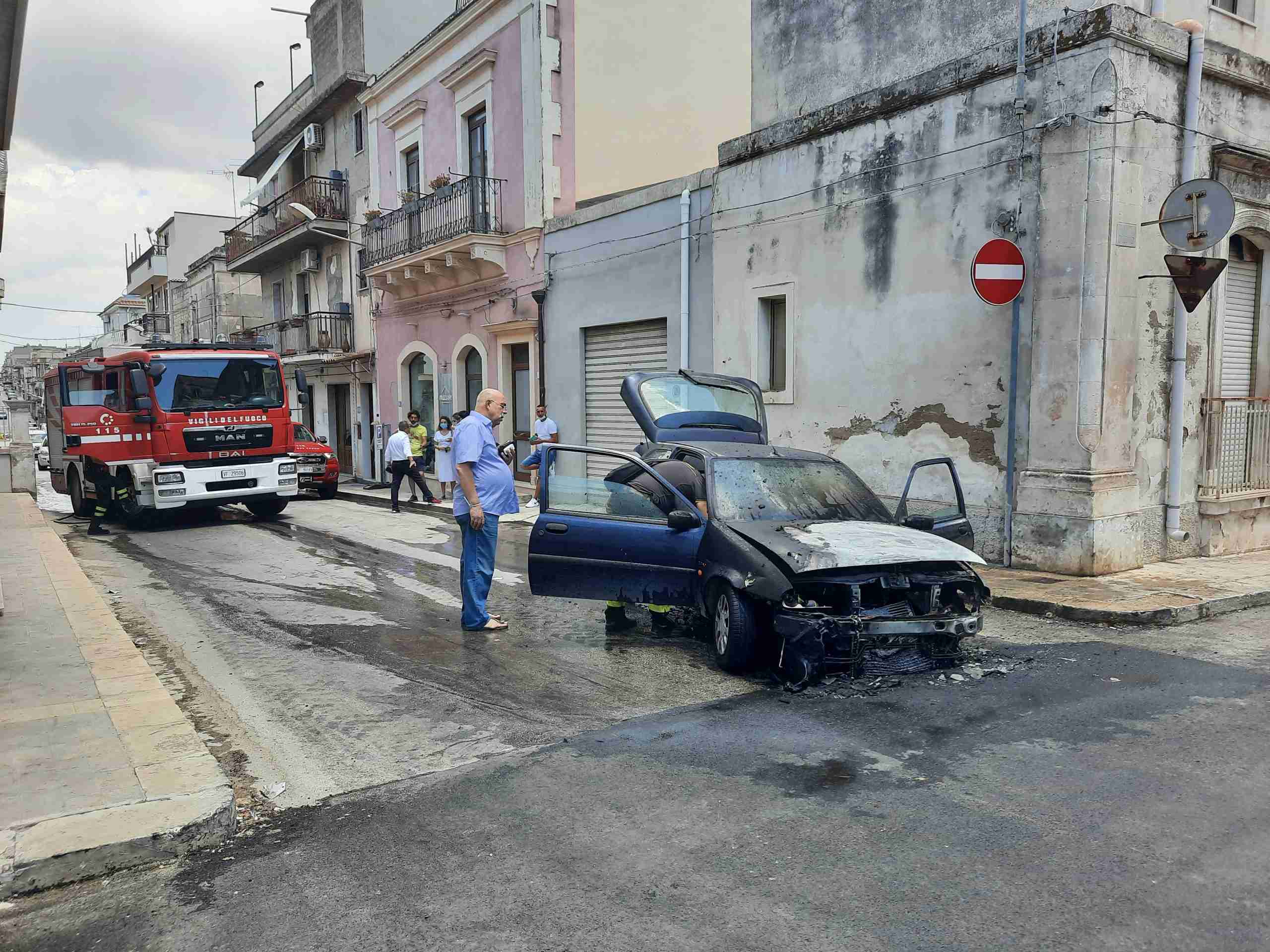 Parcheggia l’auto in via Galileo, prende a fuoco per un cortocircuito