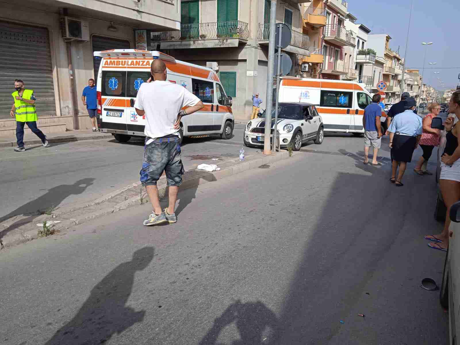 Brutto incidente in via Gonzaga tra auto e scooter, richiesto l’intervento dell’elisoccorso.