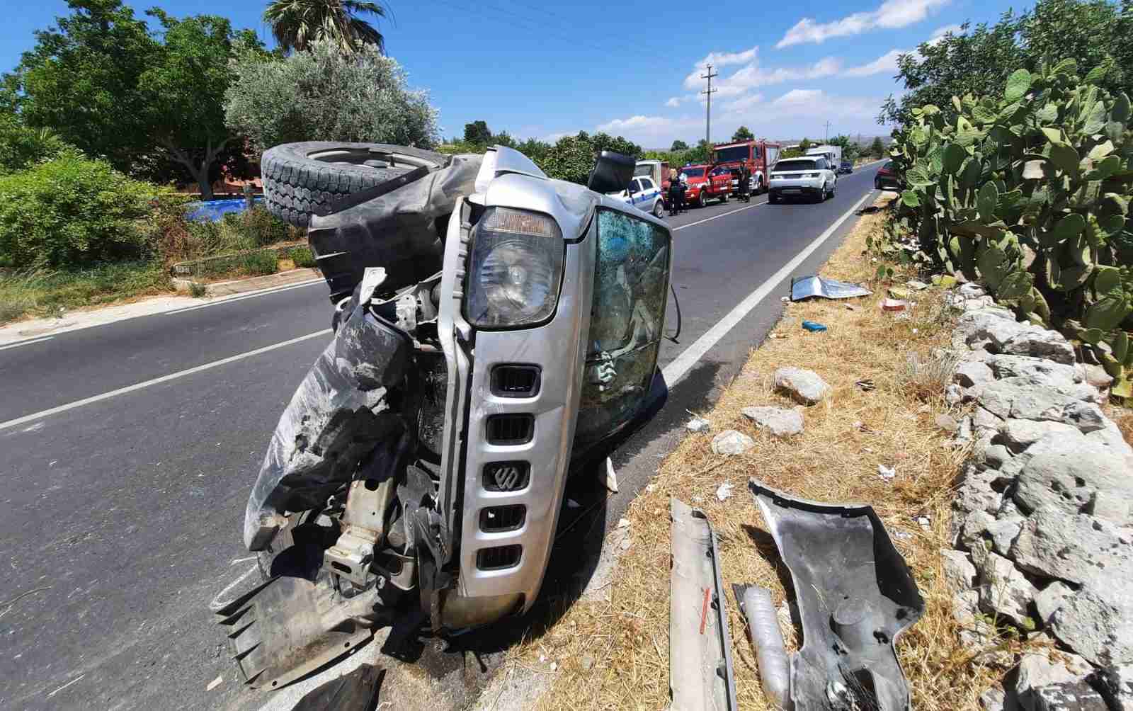 Sbanda con l’auto che si ribalta su un lato, giovane finisce in ospedale