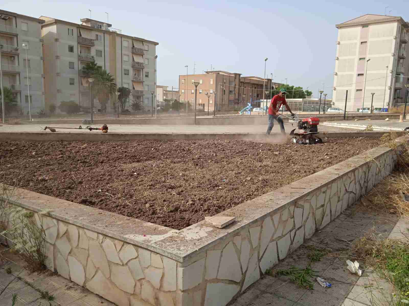 I volontari di “Città Verde” ripuliscono piazza Beninato