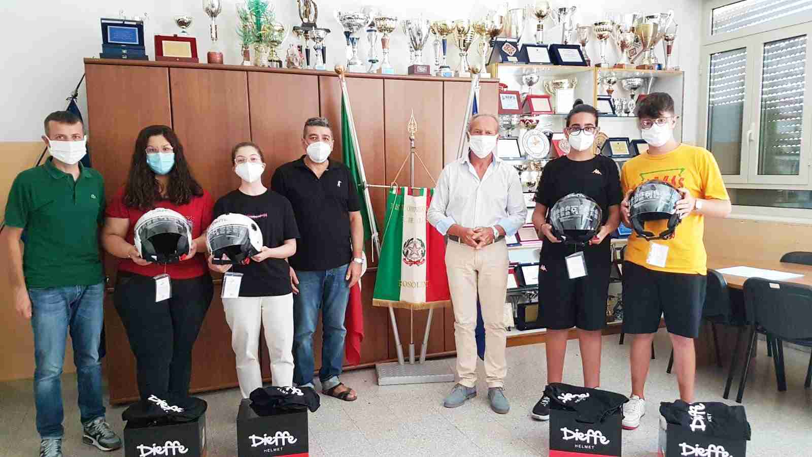 Concorso “Un casco vale una vita”, premiati i disegni di 4 alunni dell’Istituto De Cillis